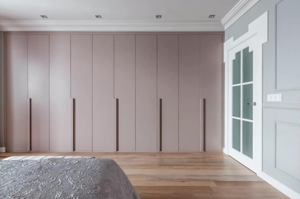 /Встраиваемый кремовый распашной шкаф №239 10-ти дверный на заказ